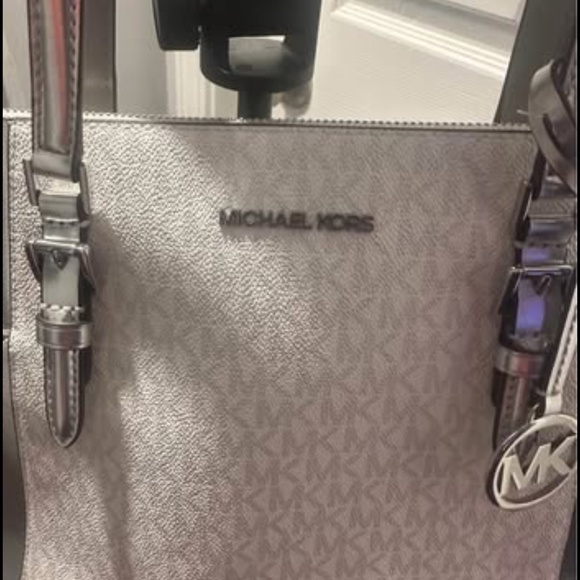 Michael Kors Charlotte Large Tote ShoulderBag. Metallic Silver and White Color. - Picture 2 of 10